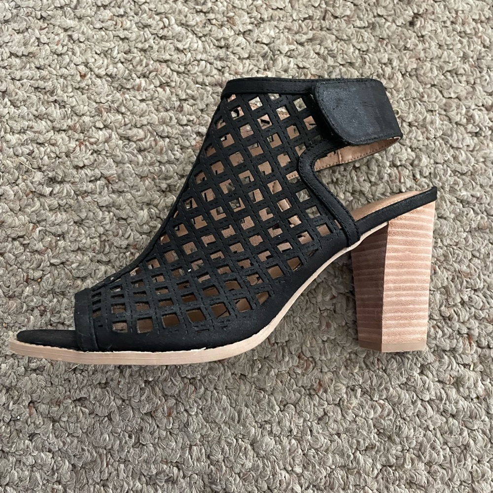 Women’s Size 10 REPORT black shoe with heel